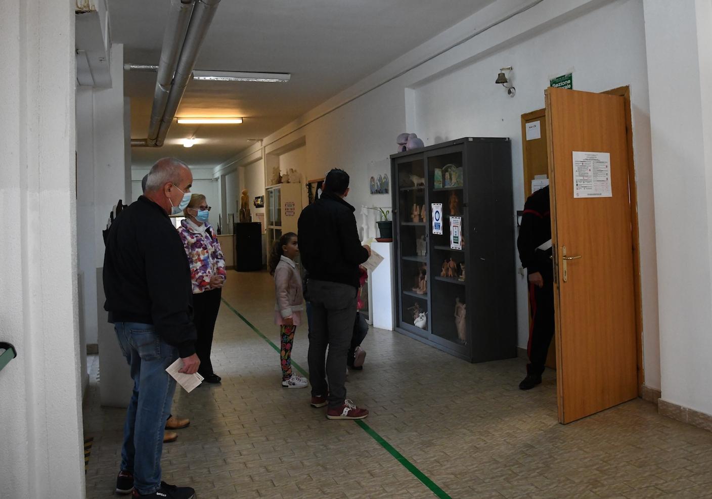 Un seggio elettorale (foto Massimo Locci)