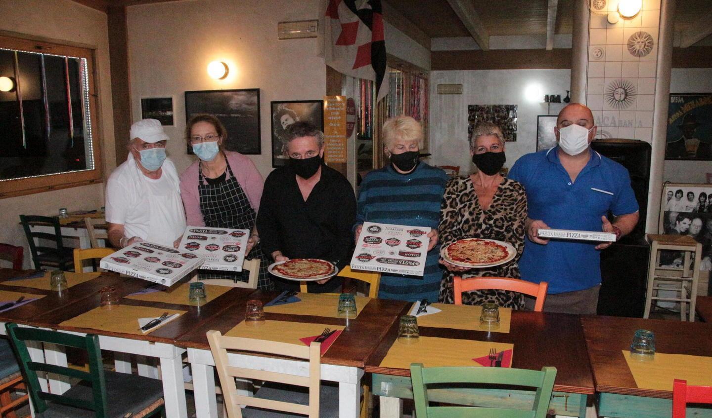 Stop alle 18, bar e ristoranti scendono in piazza 