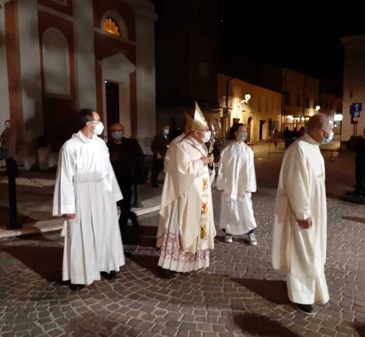 Il vescovo celebra la messa in Santa Maria Assunta a Reggiolo