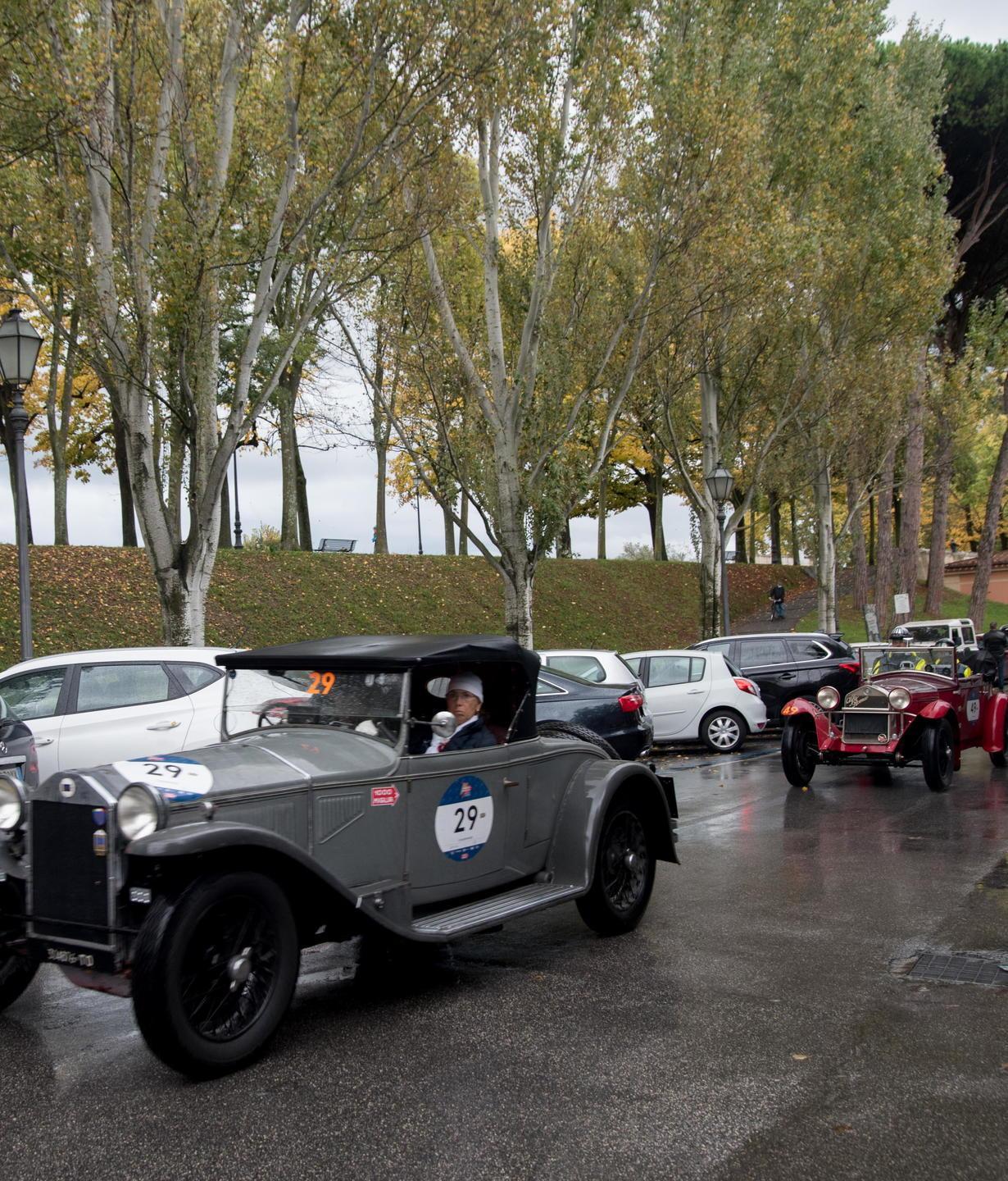  1000 Miglia, sfilata con vip sotto la pioggia 