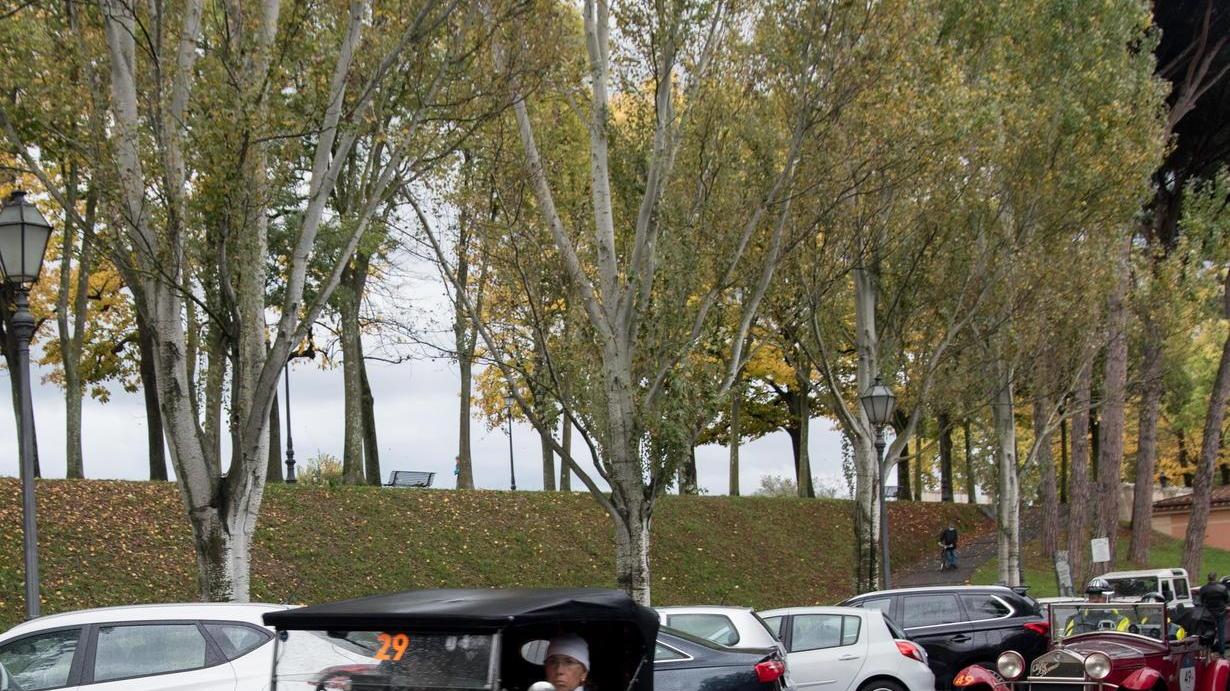 1000 Miglia, sfilata con vip sotto la pioggia