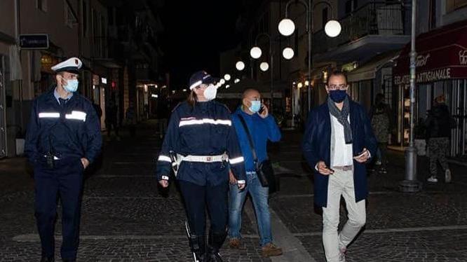 Covid, il sindaco in strada