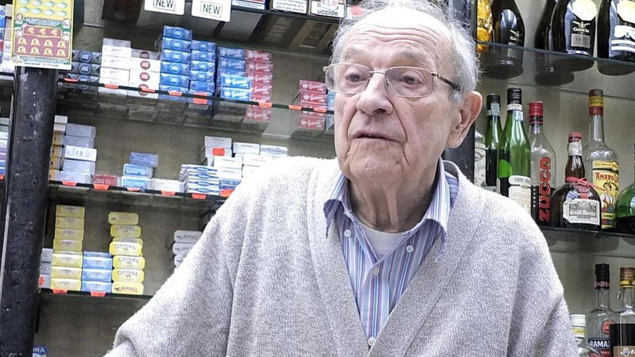 Rapinatore prende a schiaffi il tabaccaio: arresto lampo