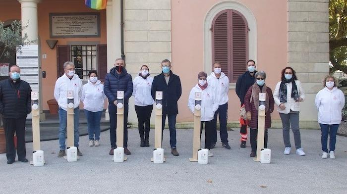 Dispenser per associazioni, parrocchia e anziani grazie al cuore del Fratres