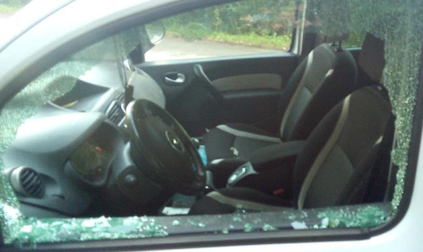 Spaccano il finestrino di un’auto in sosta per rubare vecchi Cd