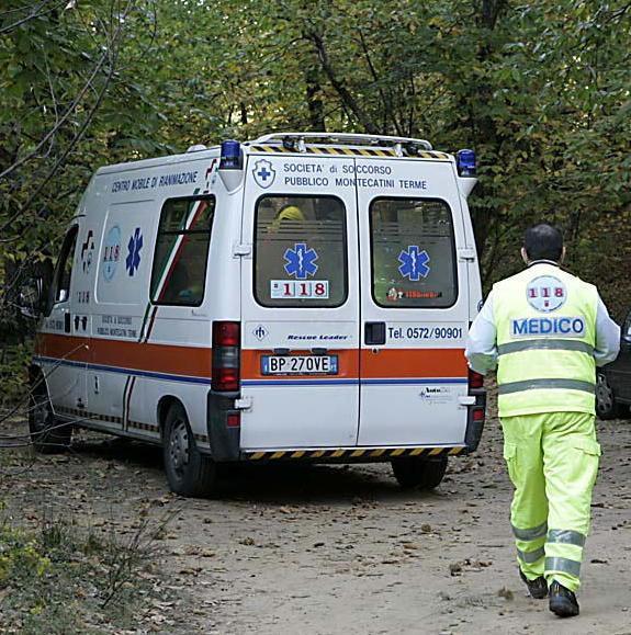 Cade da un olivo ed è investito da un carrello: grave anziano