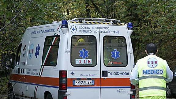 Cade da un olivo ed è investito da un carrello: grave anziano