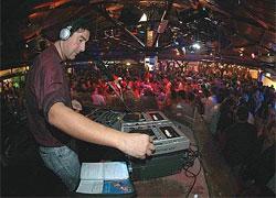 Maxi-rissa fuori dalla discoteca, «500 euro a chi dà notizie» 