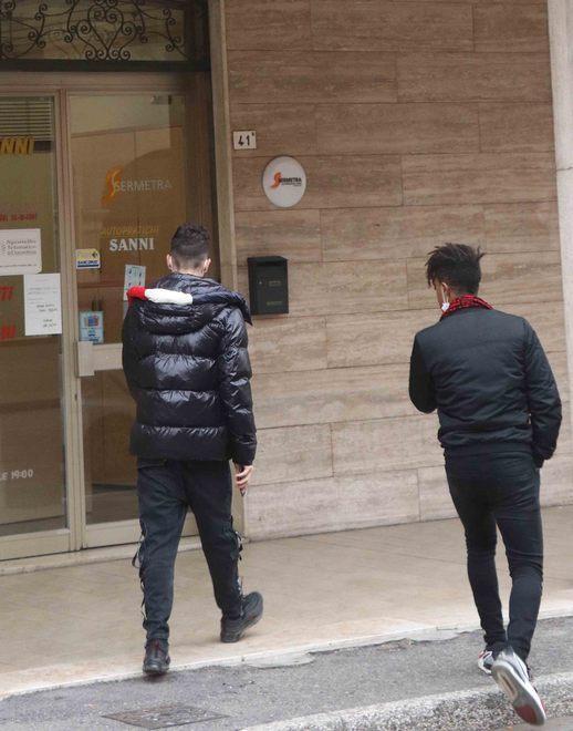 Rapine in pieno giorno «Con queste mascherine non riusciamo a capire»