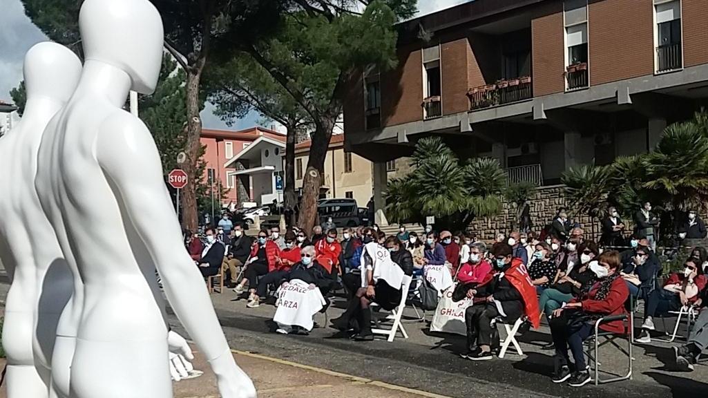 In tanti protestano in silenzio «Traditi nei nostri diritti»