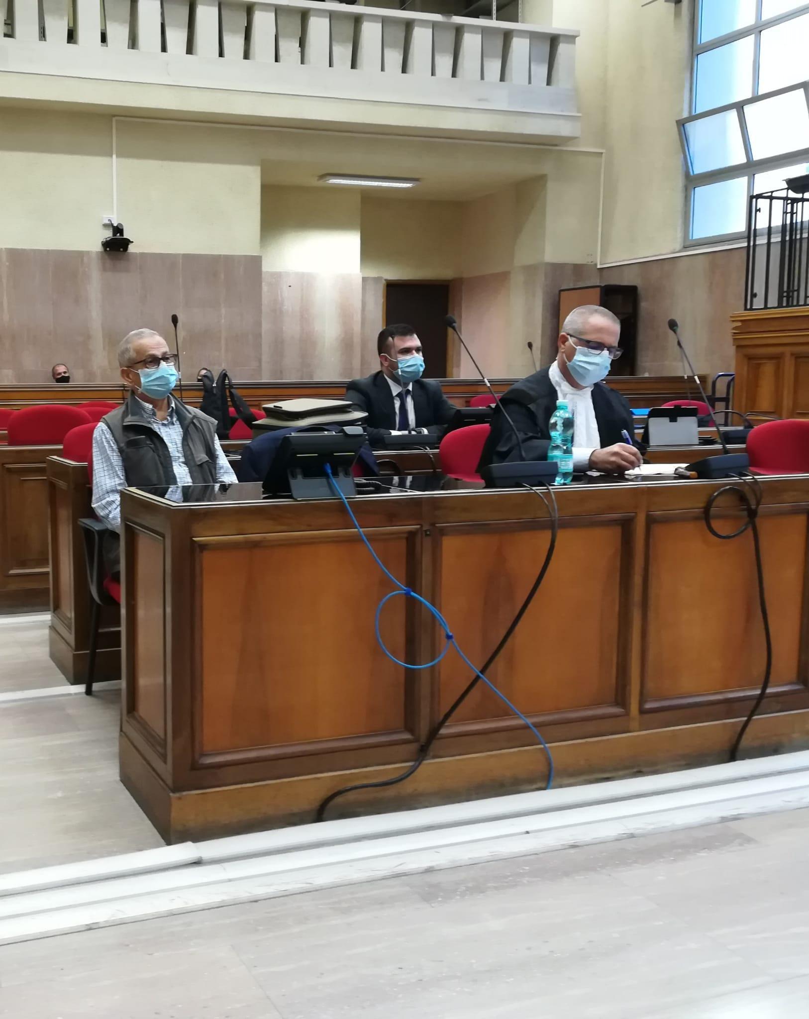 Giovanni Perrìa accusato dell'omicidio della moglie e a destra l'avvocato difensore Antonello Spada