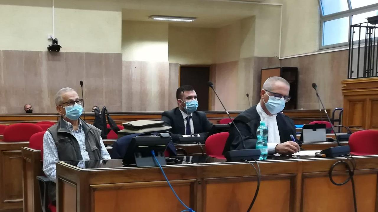 Giovanni Perrìa accusato dell'omicidio della moglie e a destra l'avvocato difensore Antonello Spada