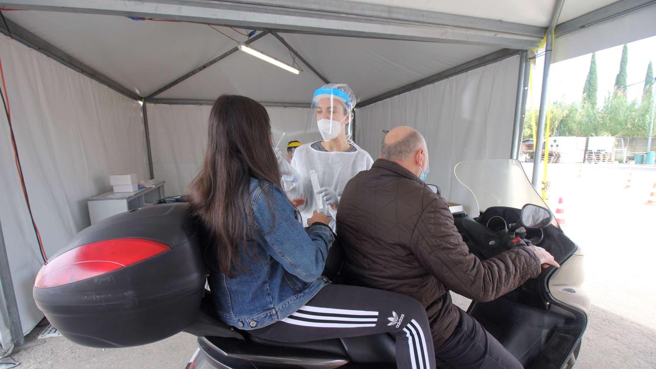 Il tampone "drive through" alla Misericordia si può fare anche in scooter (foto Batavia)