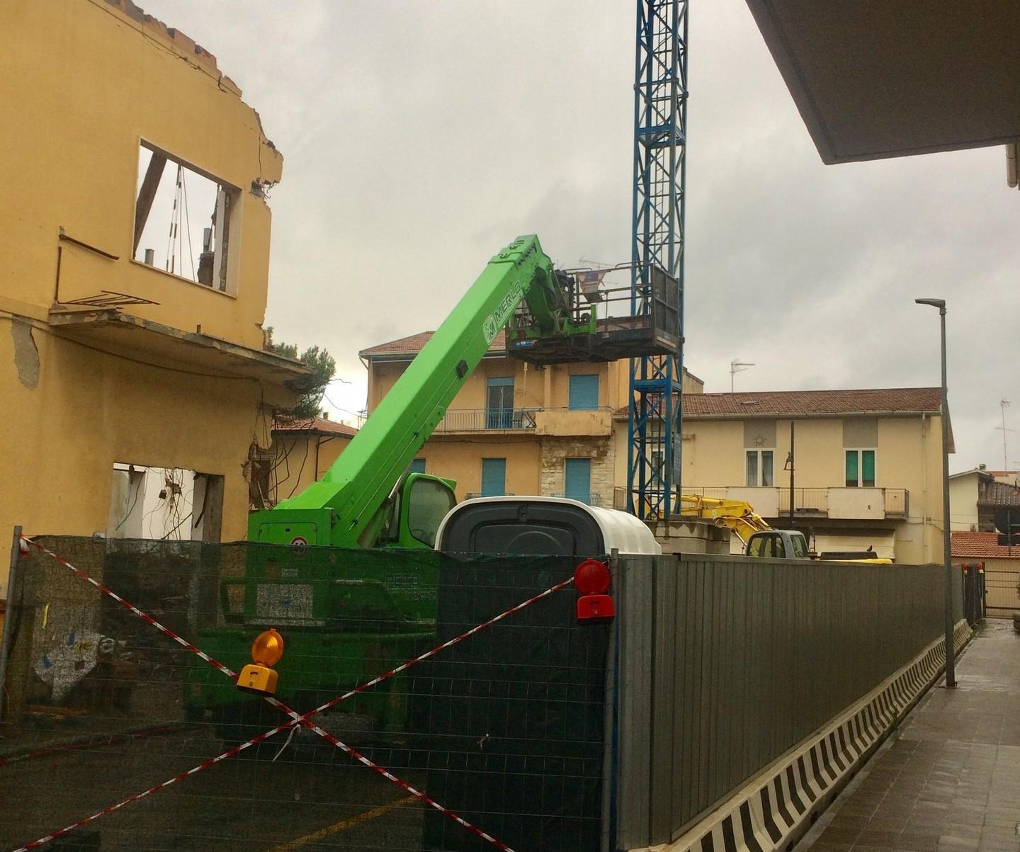 Rosignano Solvay: cade sotto la potenza delle gru la biblioteca di via del Popolo 