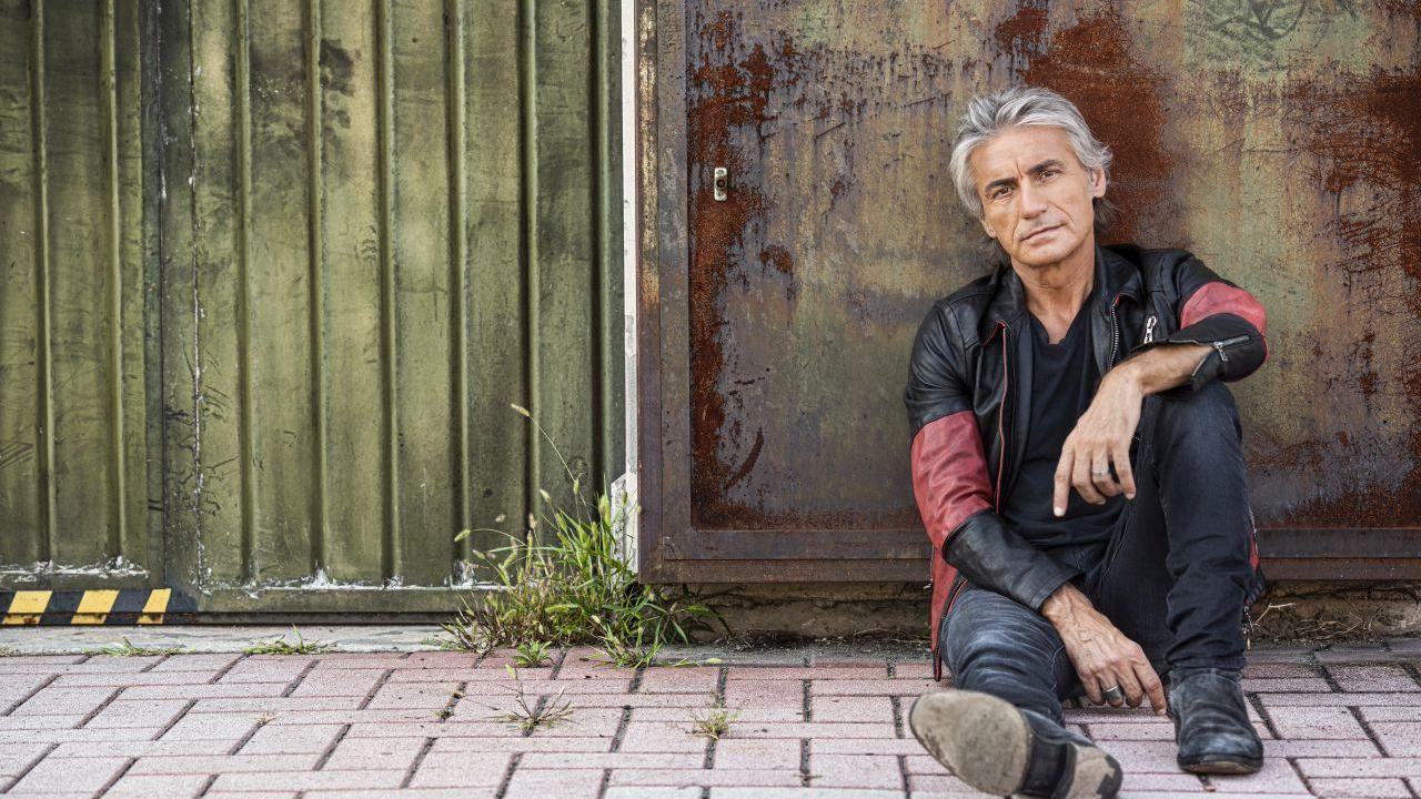 Ligabue annuncia un nuovo album di inediti e una raccolta di 77 successi: usciranno il 4 dicembre
