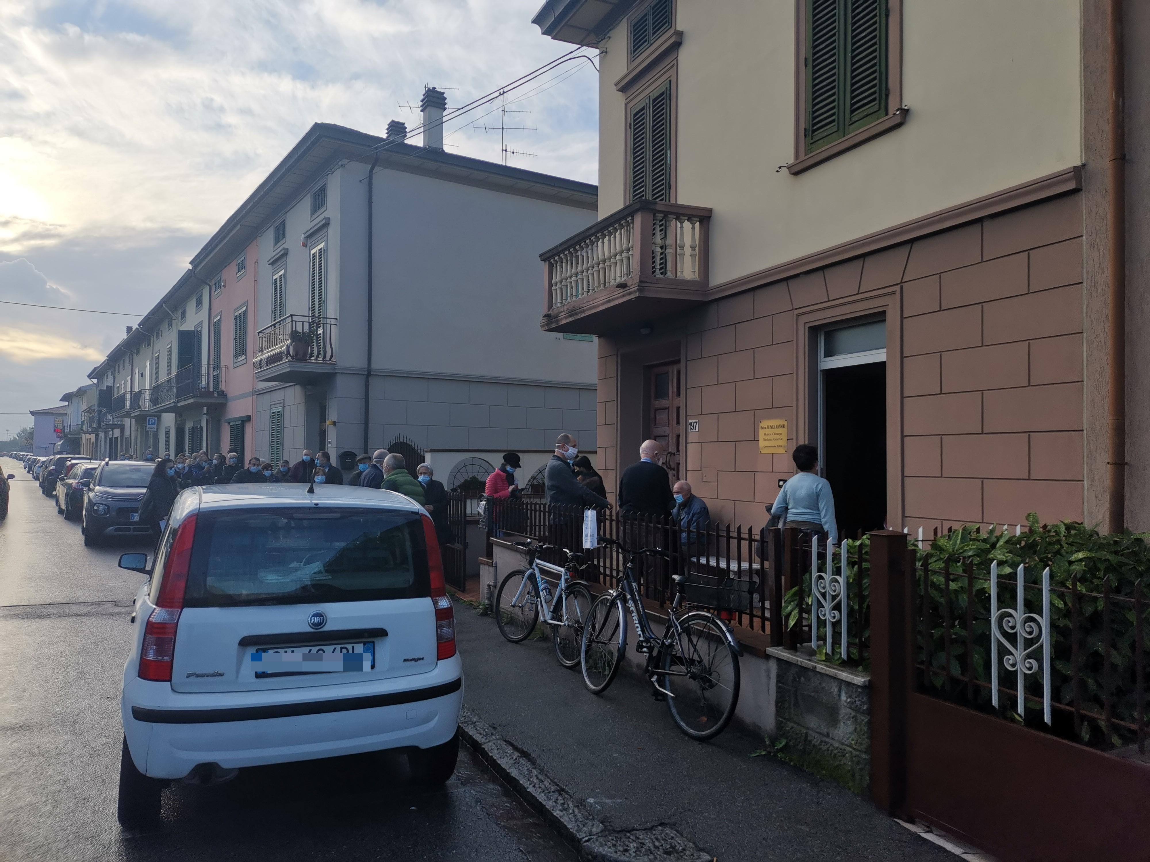 Gli anziani in fila per il vaccino anti-influenzale
