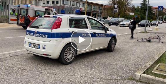 Cento, studentessa investita: portata al Maggiore in elicottero