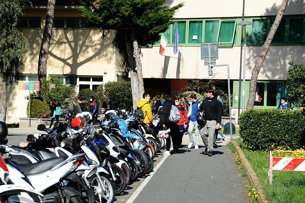 Scuola, parte la didattica a distanza al liceo Fermi di Cecina: in aula solo le classi prime 