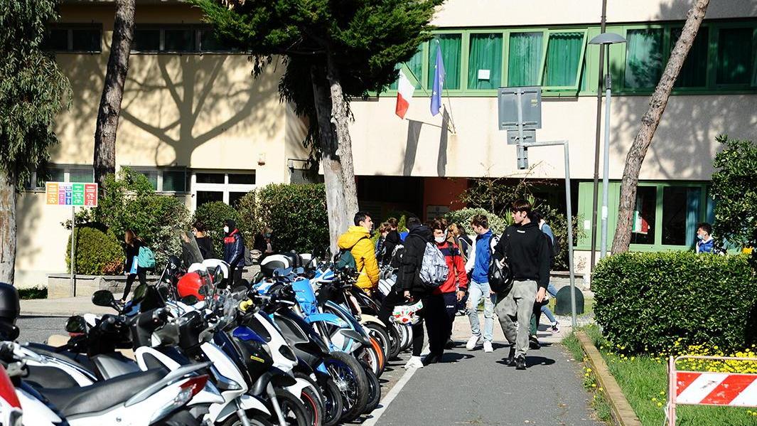 Scuola, parte la didattica a distanza al liceo Fermi di Cecina: in aula solo le classi prime