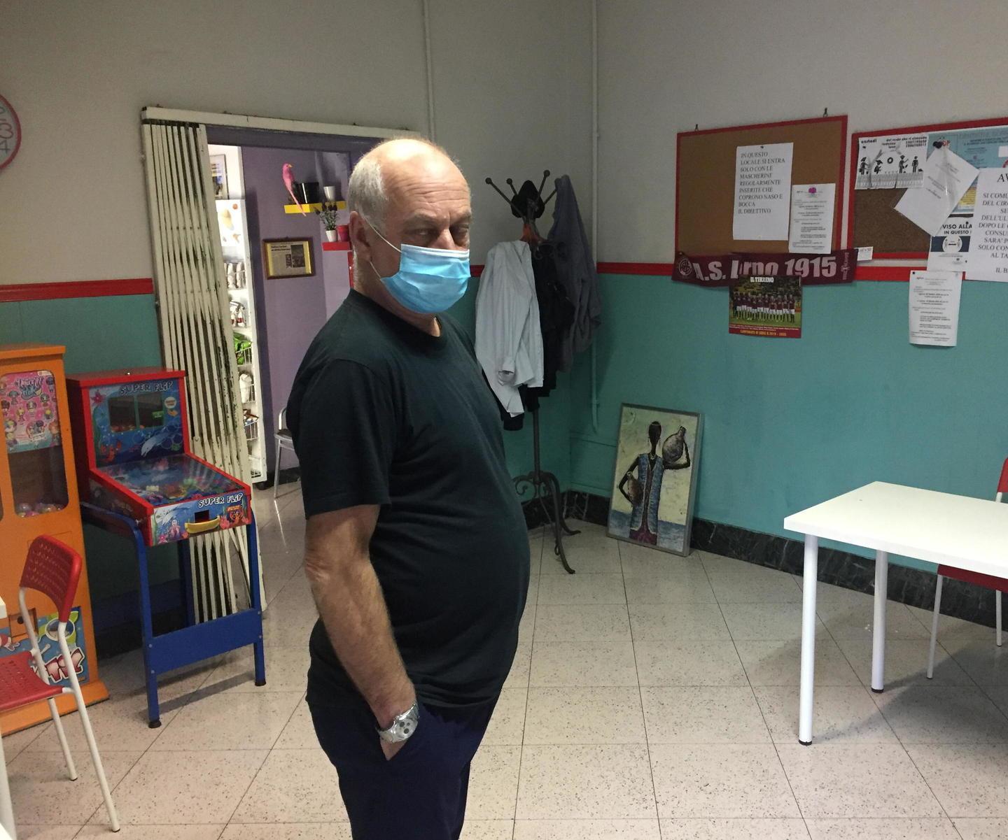 Marco Gavassi all'interno del circolo Arci "Norfini" dopo il furto