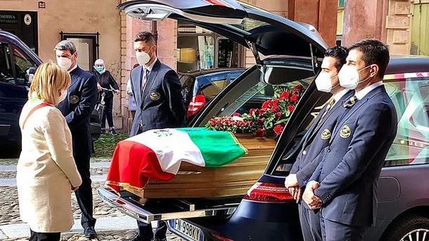 Il minuto di silenzio davanti al municipio di Correggio dove il feretro ha fatto una sosta prima di andare al cimitero: il saluto della sindaca Ilenia Malavasi