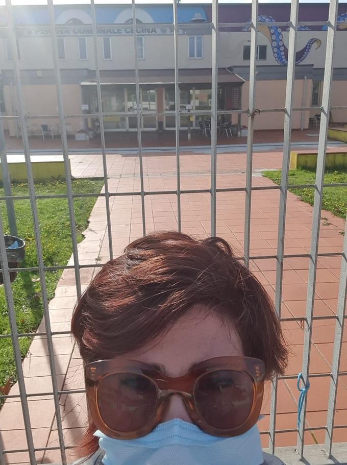 L'entrata sbarrata della piscina comunale di Cecina e il cancello chiuso