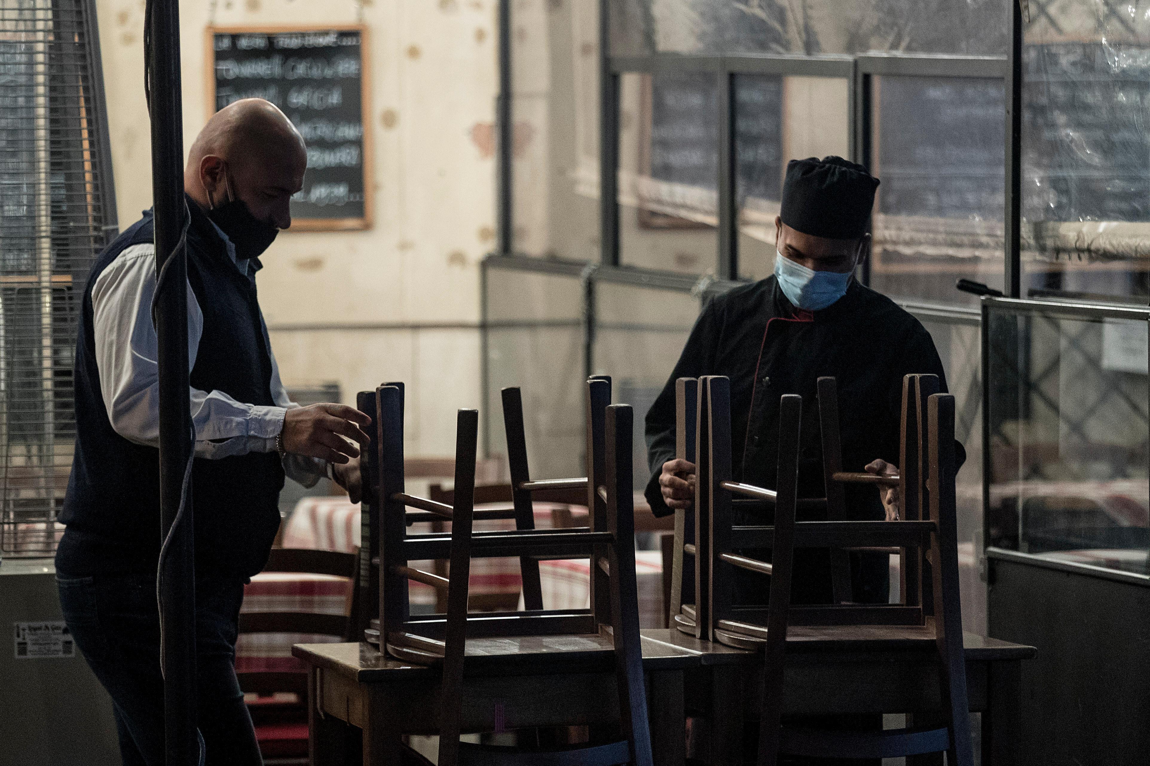 Il Dpcm scontenta tutti, le Regioni chiedono correttivi. Proteste anche nelle piazze toscane
