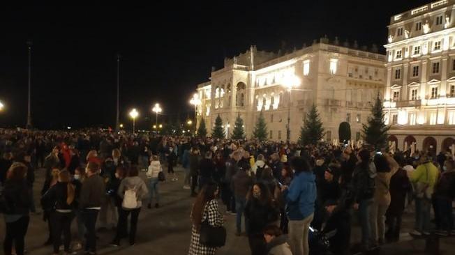Dpcm:Trieste, migliaia in piazza. Fumogeni contro Prefettura