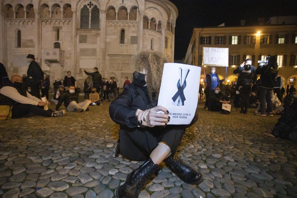Modena. Ristoranti, bar, negozi e palestre  Flashmob  per dire basta «Il Governo sostenga le nostre spese» 