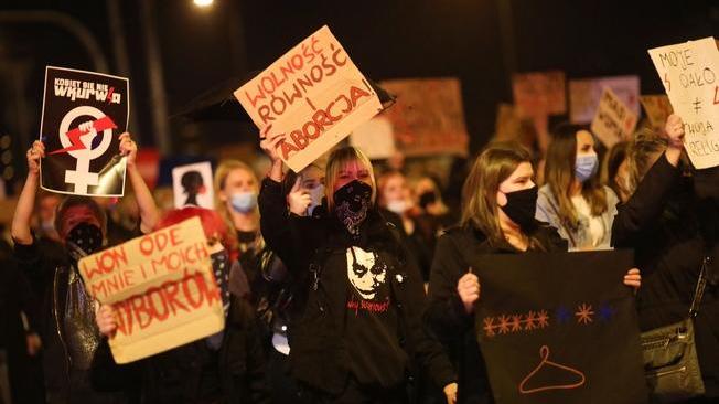 Polonia: quinto giorno di proteste contro divieto di aborto