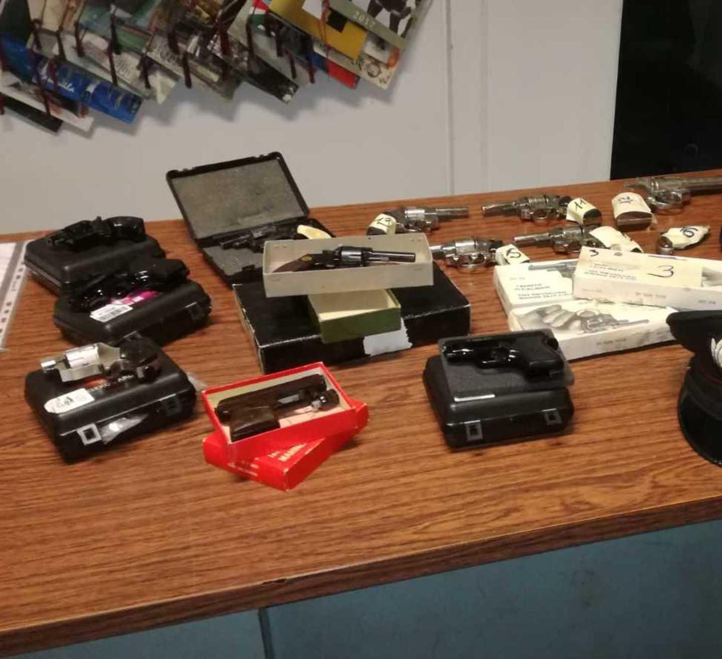 Quattro pistole russe e 17 giocattolo in casa: arrestato quarantenne