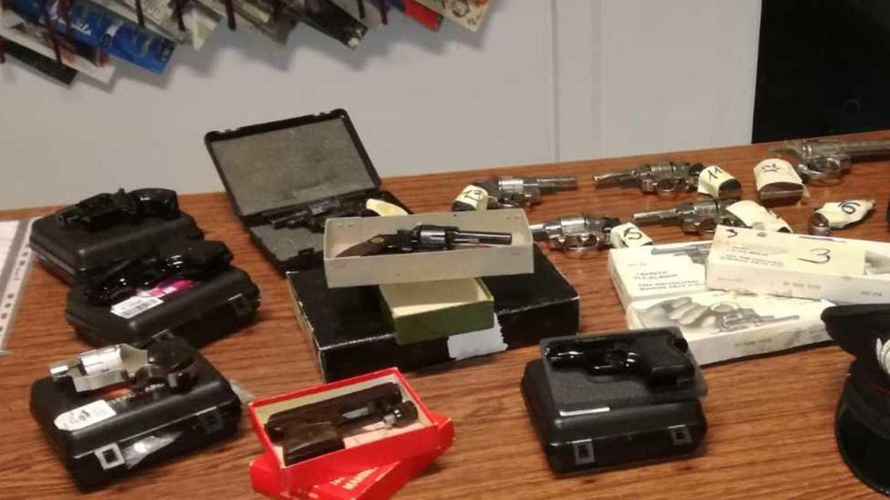 Quattro pistole russe e 17 giocattolo in casa: arrestato quarantenne