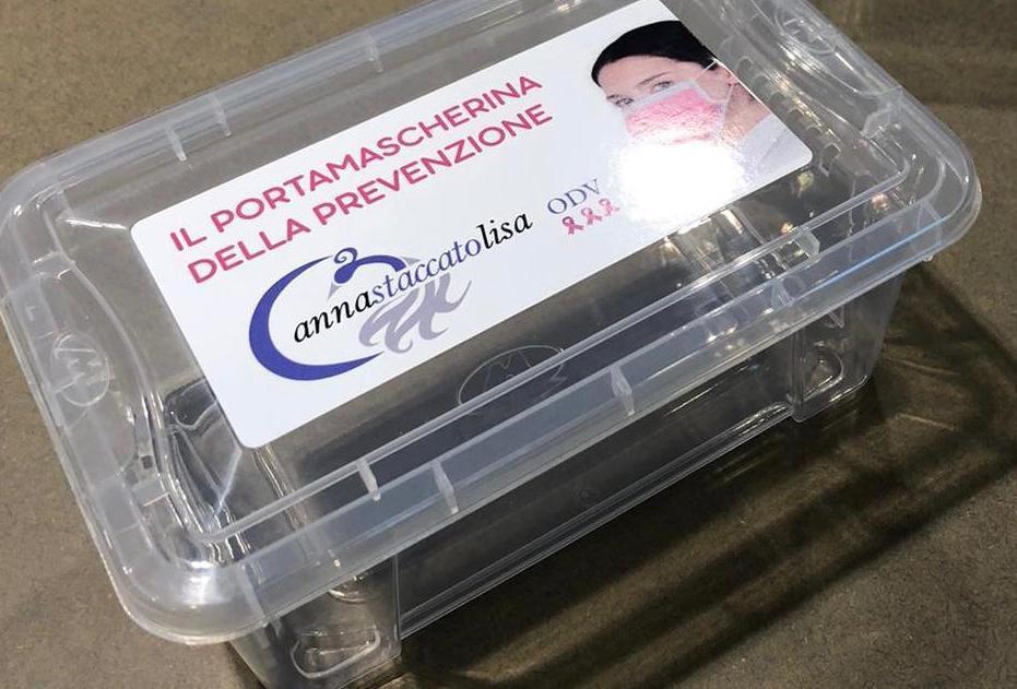 Portamascherine prodotti da una ditta di Larciano e donati a un’associazione 