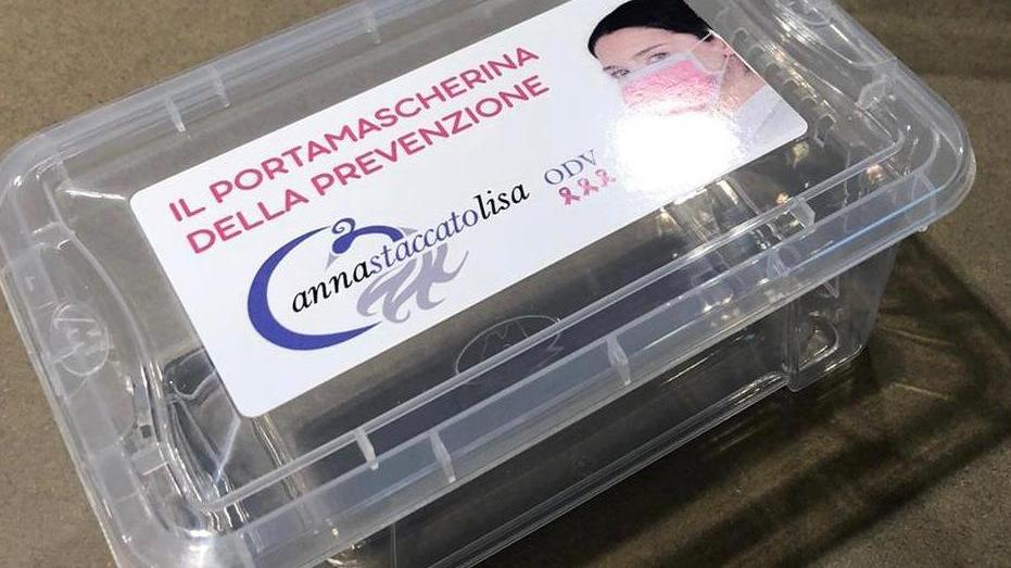 Portamascherine prodotti da una ditta di Larciano e donati a un’associazione