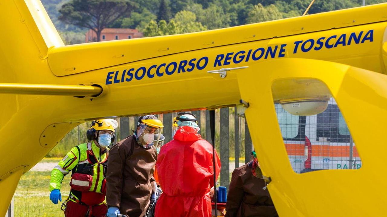 A caccia di fagiani spara però all’amico e lo colpisce al collo