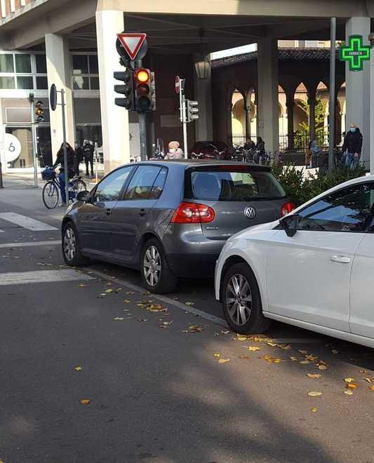 Spazi sicuri per le biciclette occupati da auto di “furbetti” 