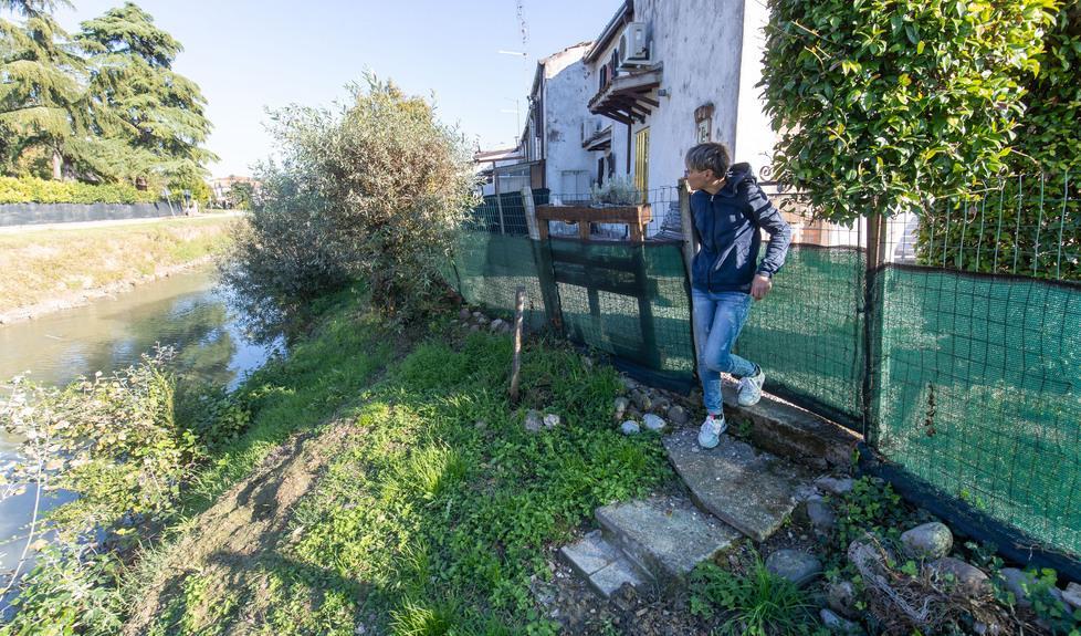 Disagi per l’argine del Naviglio «Abbiamo paura, frana tutto» 