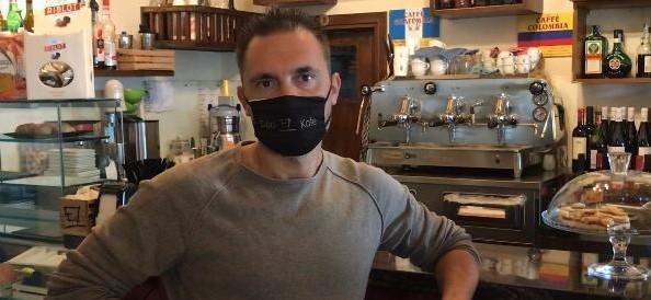 Marzio Porri nel suo locale di Cecina, il Dan Kafé