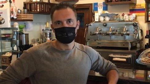 Marzio Porri nel suo locale di Cecina, il Dan Kafé