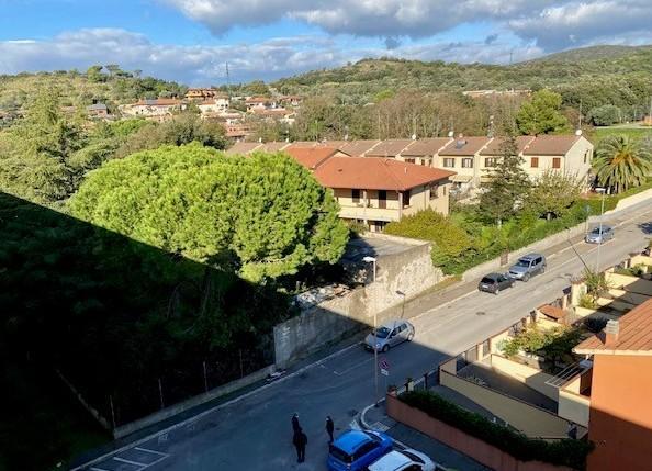 l’area verde di proprietà pubblica resa inaccessibile da una recinzione e i due fabbricati pericolanti che confinano con via Caprera