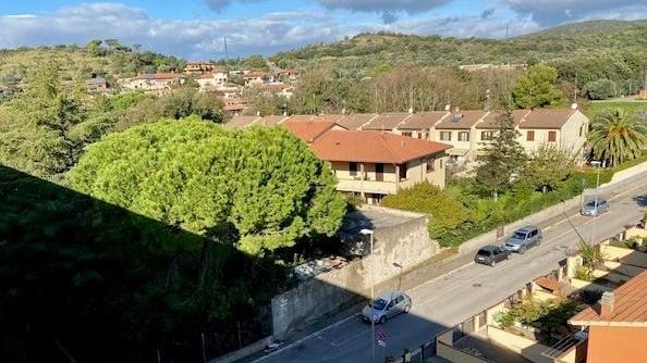 l’area verde di proprietà pubblica resa inaccessibile da una recinzione e i due fabbricati pericolanti che confinano con via Caprera