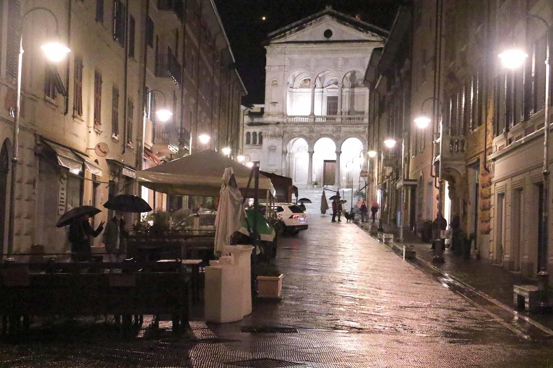 Si spegne l’ultima luce di via Dante dove i locali aprivano proprio alle 18 
