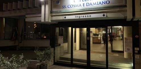 Violentata nel giardino condominiale nella notte mentre sta per rincasare 