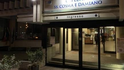 Violentata nel giardino condominiale nella notte mentre sta per rincasare