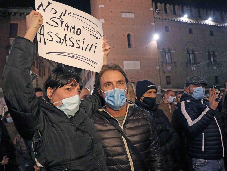 Ferrara, in piazza la rabbia anti-decreto: «Siamo lavoratori, non siamo untori» 