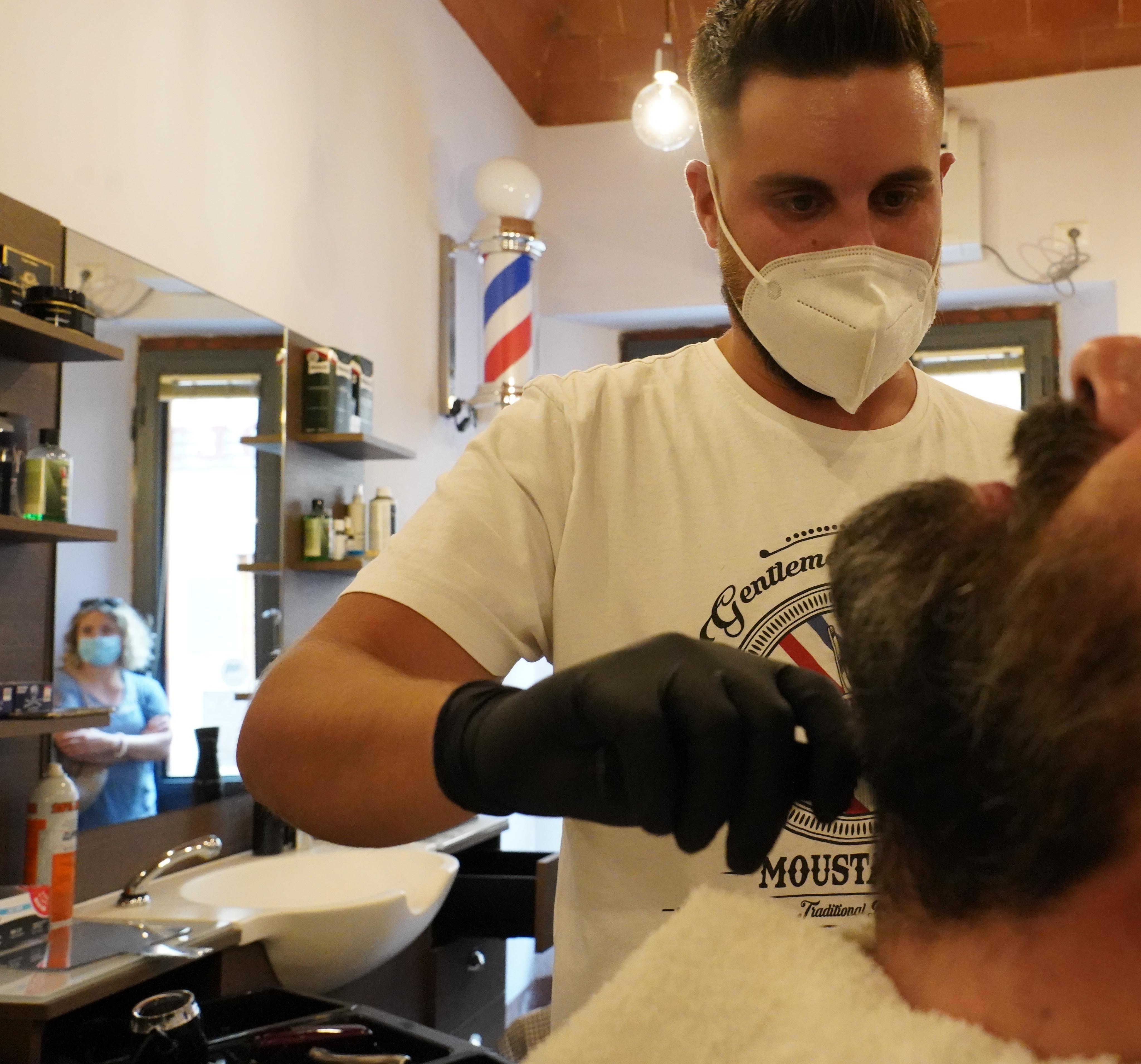 Barba, capelli e... cuore: Michele fa lo sconto ai titolari delle attività “colpite” dal decreto