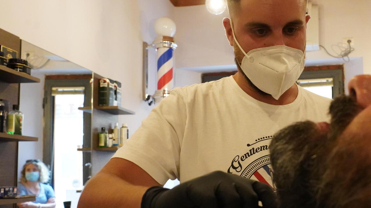 Barba, capelli e... cuore: Michele fa lo sconto ai titolari delle attività “colpite” dal decreto