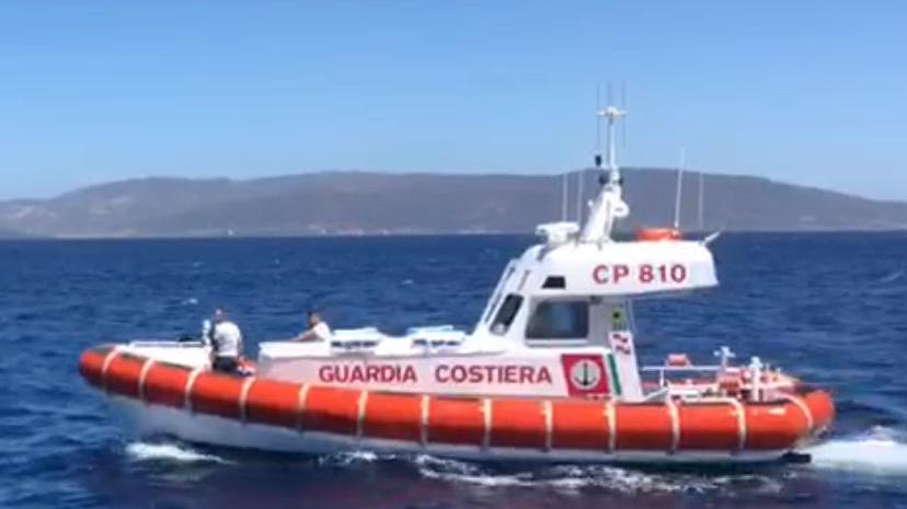 Barca in avarìa davanti all'Asinara: la guardia costiera recupera scafo e i due diportisti