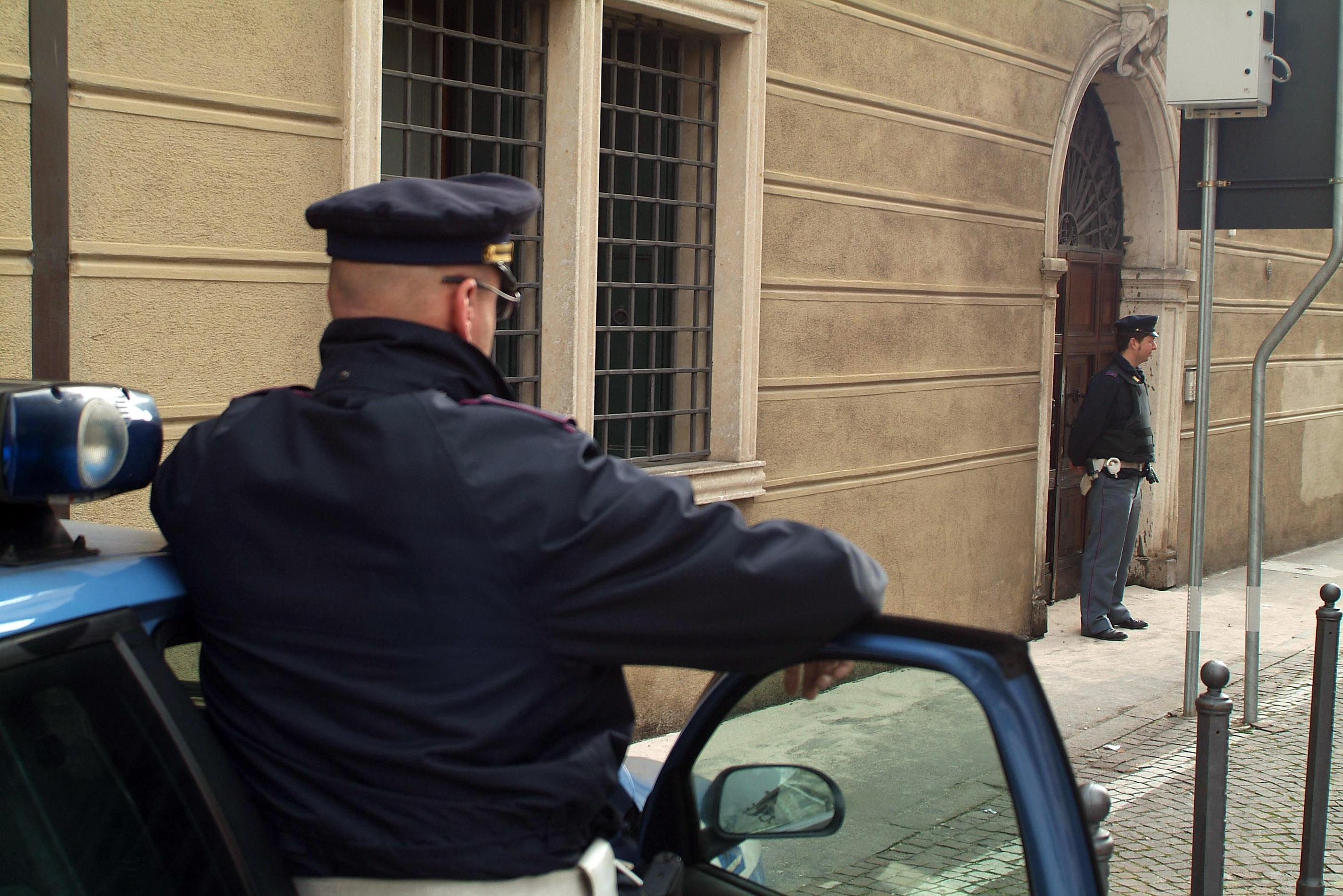 Covid, incita alla violenza sui social: la Digos individua e denuncia un 19enne di Cagliari