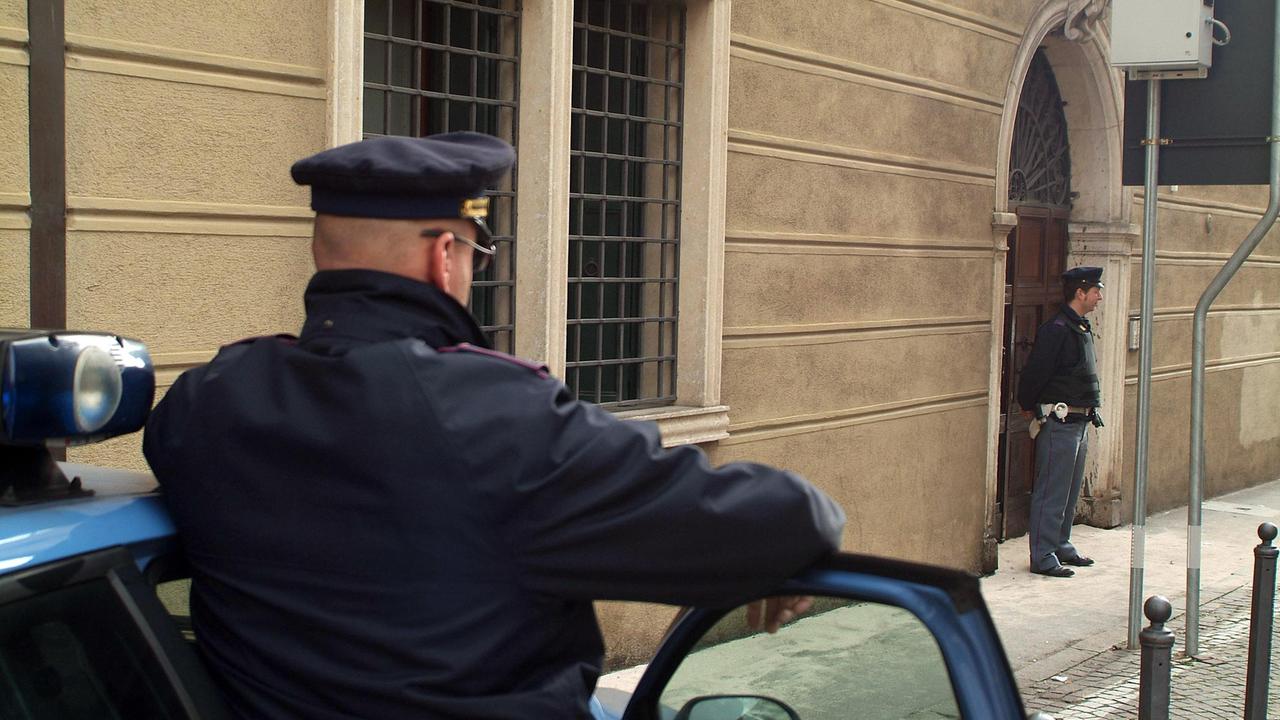 Covid, incita alla violenza sui social: la Digos individua e denuncia un 19enne di Cagliari
